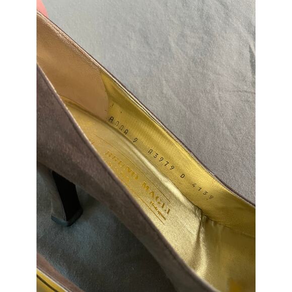 Vtg. Bruno Magli Made in Italy Sueded Tan Heels with Gold Dash detailing  SZ 9 - Picture 10 of 11
